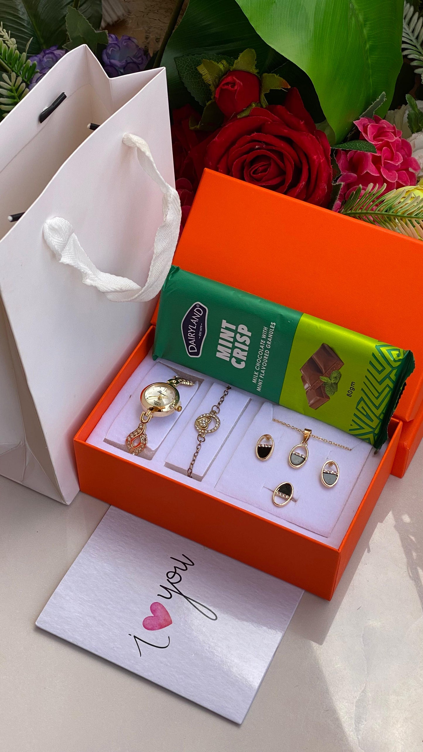 💕❤️VALENTINES LADIES GIFT SET 💞👩‍❤️‍💋‍👩            ❣️Watch      ❣️Necklace      ❣️Earrings     ❣️Ring     ❣️Bracelet     ❣️Chocolate Bar     ❣️Card & Bag