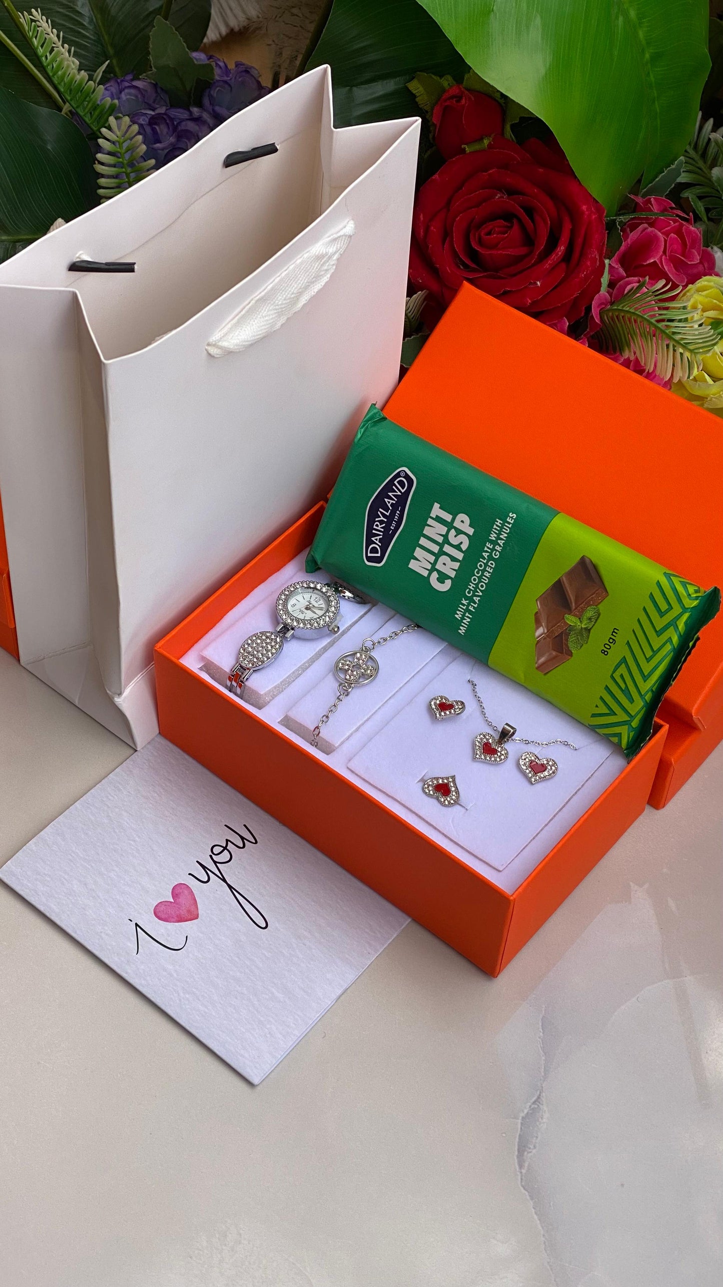 💕❤️VALENTINES LADIES GIFT SET 💞👩‍❤️‍💋‍👩            ❣️Watch      ❣️Necklace      ❣️Earrings     ❣️Ring     ❣️Bracelet     ❣️Chocolate Bar     ❣️Card & Bag